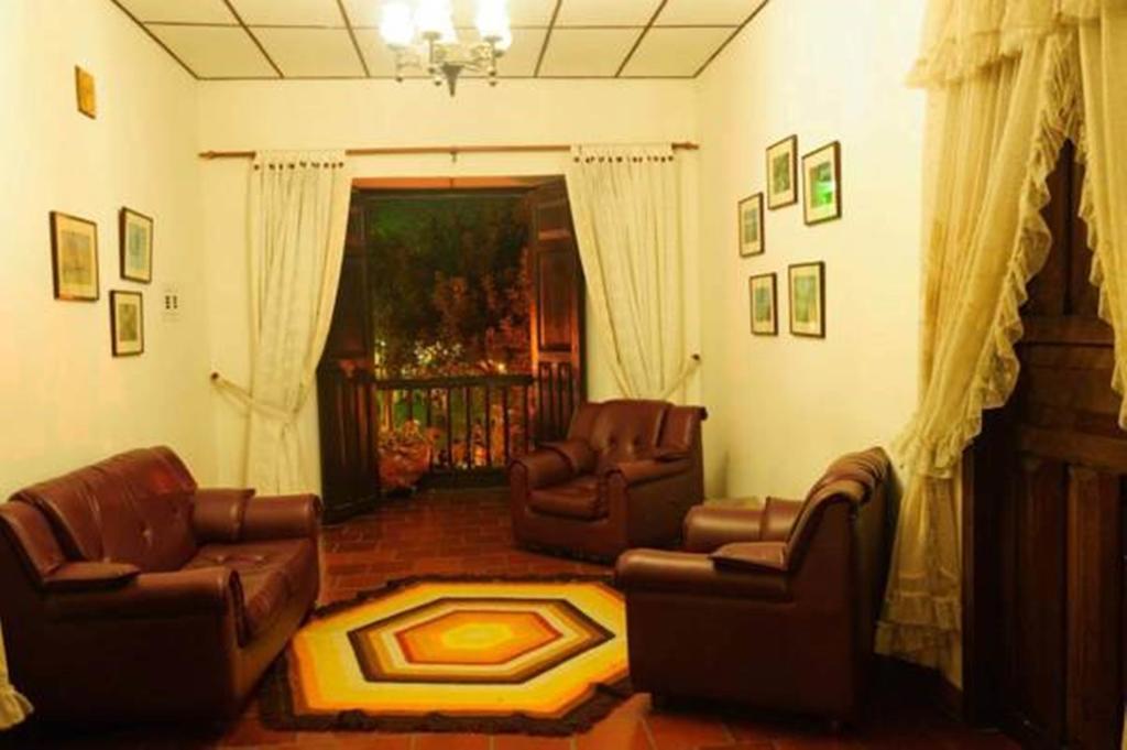 Hotel Las Nieves Giron Exterior photo